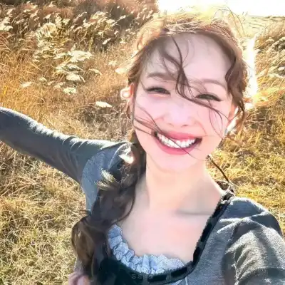 钟由希